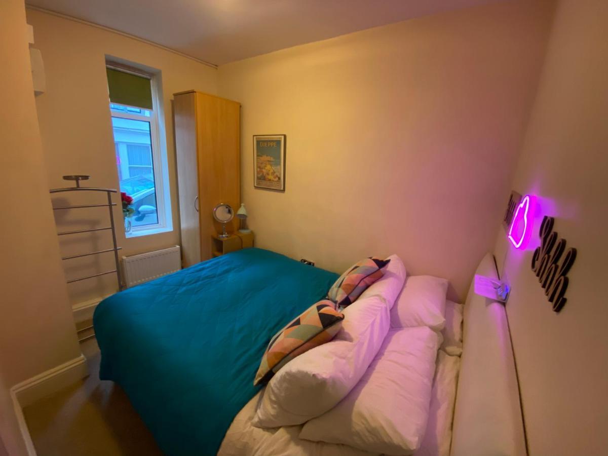 Little Brighton Beach Apartments - Also Separate Spa Cabin And Watersports Esterno foto