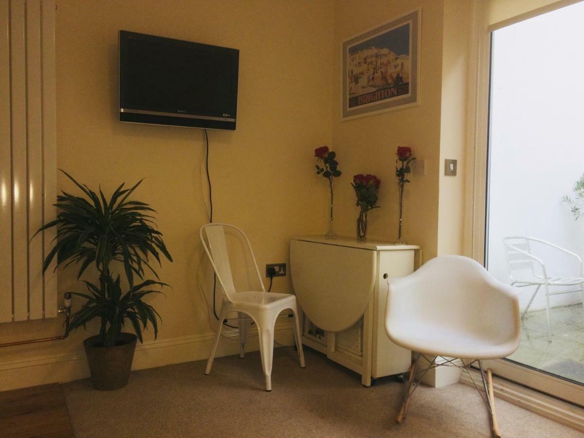 Little Brighton Beach Apartments - Also Separate Spa Cabin And Watersports Esterno foto